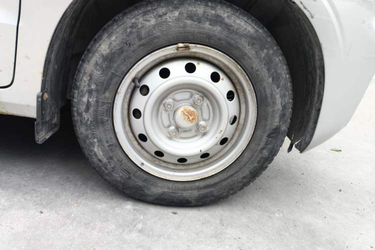 Used Wuling Hongguang V 2022 1.5L Jingqu Edition Enclosed-Window Vehicle with Hydraulic Power Steering LAR Right Front Wheel Hub