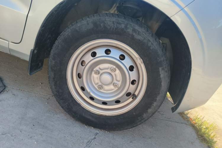 Used Wuling Hongguang V 2022 1.5L Jingqu Version Hydraulic Power Steering LAR Right Front Wheel Hub