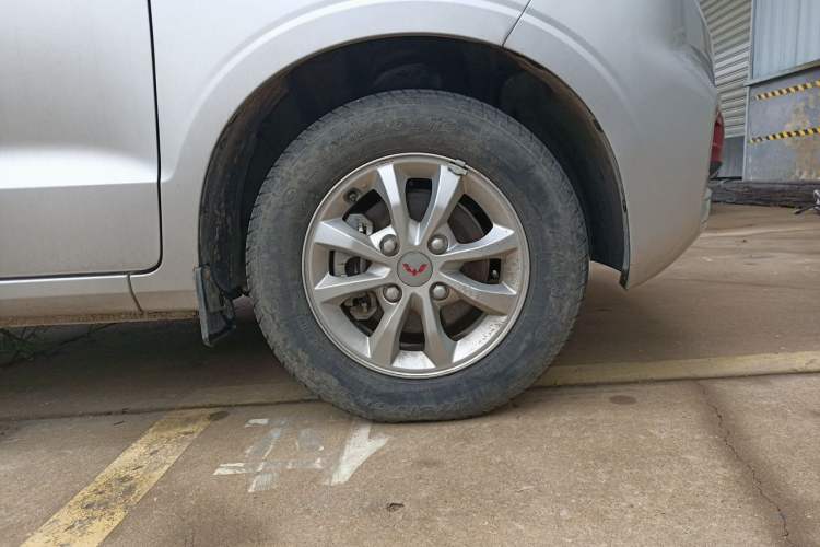 Used Wuling Hongguang V 2022 1.5L Jingqu Edition Electric-Assist LAR Right Front Wheel Hub