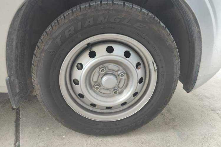 Used Wuling Hongguang V 2022 1.5L Jingqu Edition Electric-Assist LAR Right Front Wheel Hub