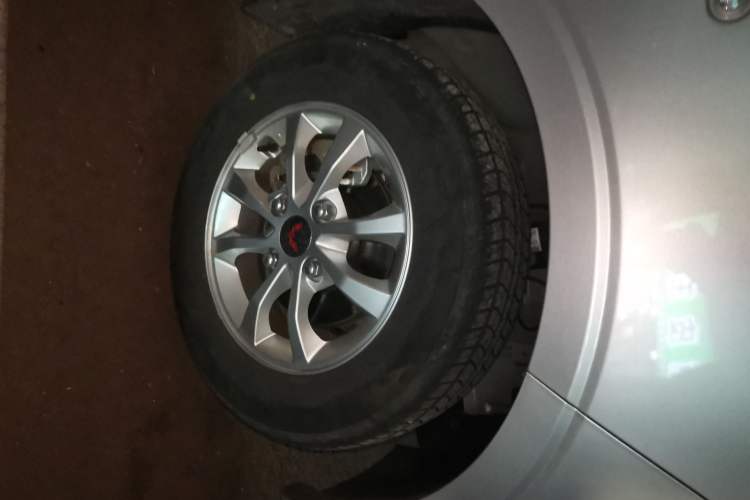 Used Wuling Hongguang V 2022 1.5L Enjoy Edition Electric-Powered LAR Right Front Wheel Hub