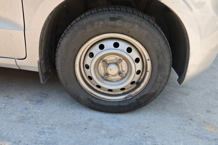 Used Wuling Hongguang V 2022 1.5L Jingqu Edition Electric-Assist LAR Right Front Wheel Hub