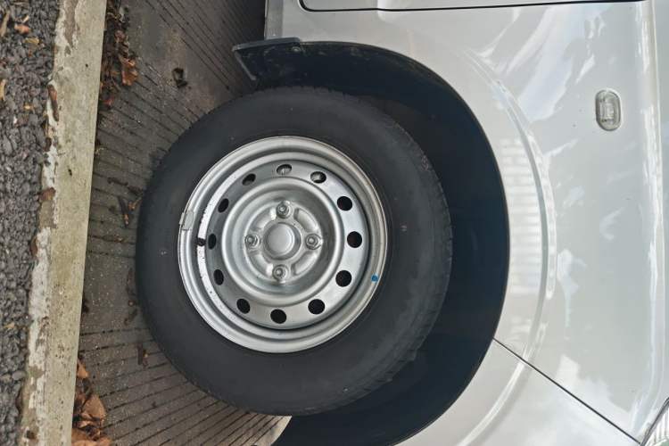 Used Wuling Hongguang V 2022 1.5L Jingqu Edition Electric-Assist LAR Right Front Wheel Hub