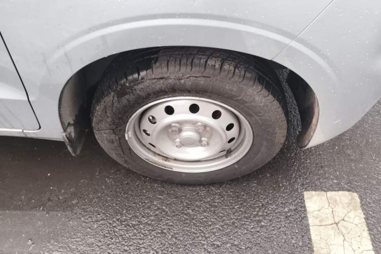 Used Wuling Hongguang V 2022 1.5L Jingqu Edition Electric-Assist LAR Right Front Wheel Hub