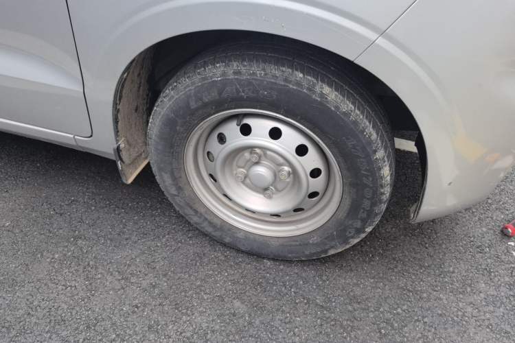 Used Wuling Hongguang V 2022 1.5L Jingqu Version Hydraulic Power Steering LAR Right Front Wheel Hub