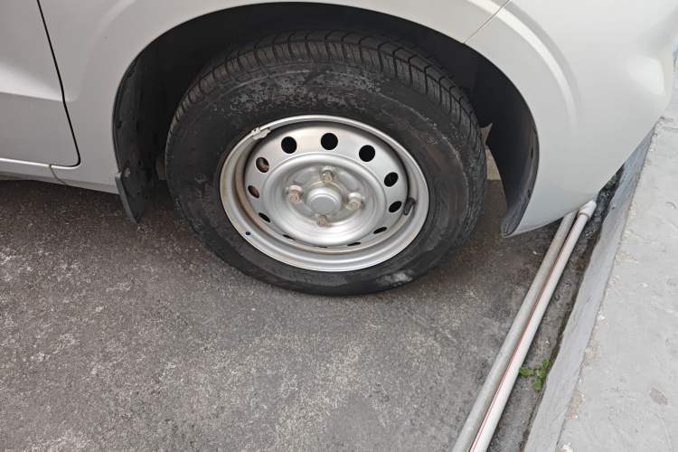 Used Wuling Hongguang V 2022 1.5L Jingqu Edition Electric-Assist LAR Right Front Wheel Hub