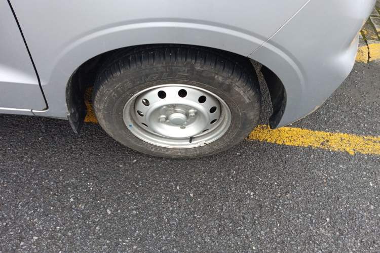 Used Wuling Hongguang V 2022 1.5L Jingqu Edition Electric-Assist LAR Right Front Wheel Hub