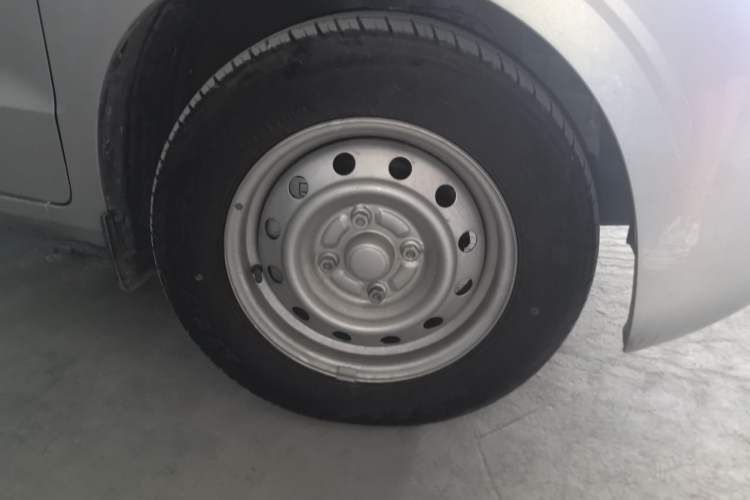 Used Wuling Hongguang V 2022 1.5L Jingqu Edition Electric-Assist LAR Right Front Wheel Hub