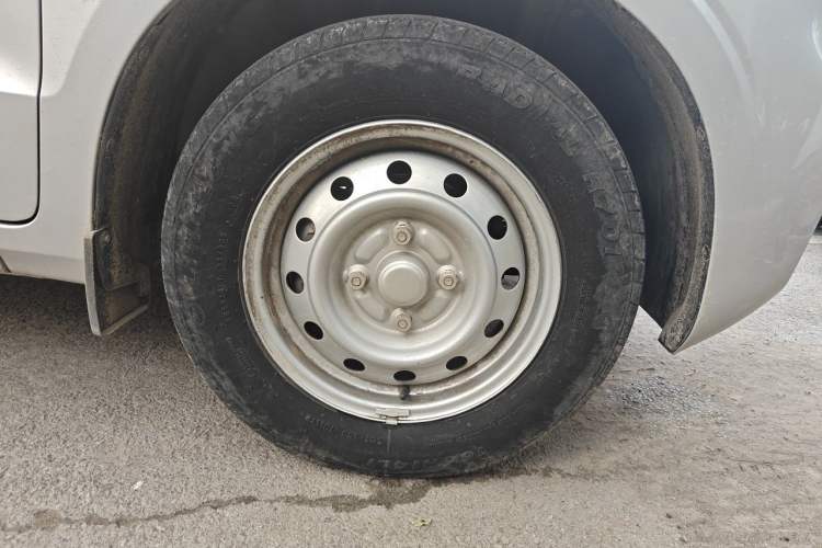 Used Wuling Hongguang V 2022 1.5L Jingqu Edition Enclosed-Window Vehicle with Hydraulic Power Steering LAR Right Front Wheel Hub