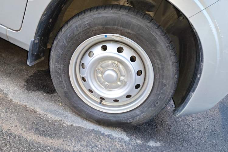 Used Wuling Hongguang V 2022 1.5L Jingqu Edition Electric-Assist LAR Right Front Wheel Hub