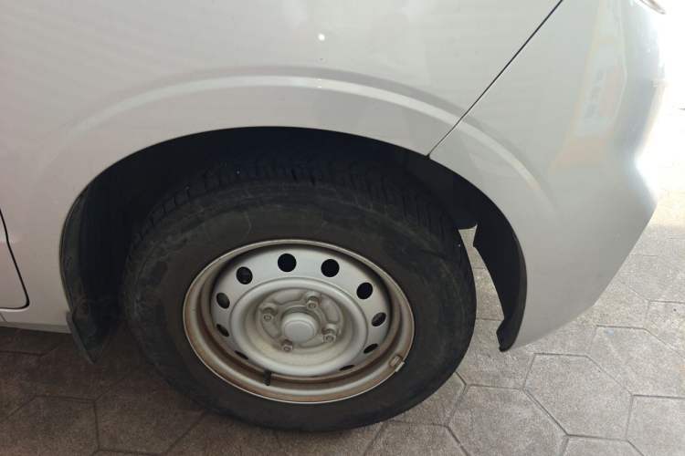 Used Wuling Hongguang V 2022 1.5L Jingqu Edition Electric-Assist LAR Right Front Wheel Hub