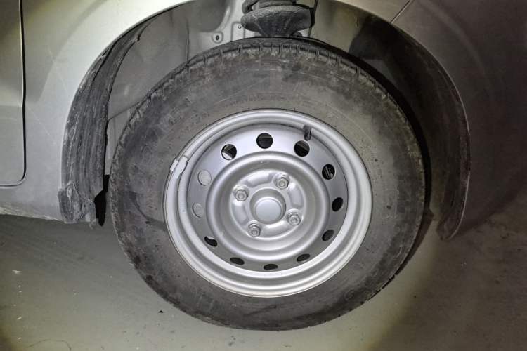 Used Wuling Hongguang V 2022 1.5L Jingqu Edition Enclosed-Window Vehicle with Hydraulic Power Steering LAR Right Front Wheel Hub