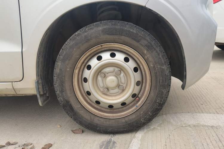 Used Wuling Hongguang V 2022 1.5L Jingqu Version Hydraulic Power Steering LAR Right Front Wheel Hub