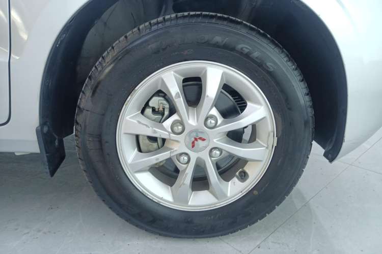 Used Wuling Hongguang V 2022 1.5L Enjoy Edition Electric-Powered LAR Right Front Wheel Hub