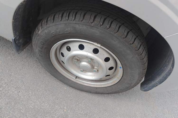 Used Wuling Hongguang V 2022 1.5L Jingqu Edition Electric-Assist LAR Right Front Wheel Hub