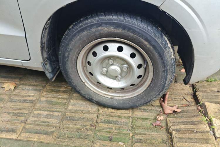 Used Wuling Hongguang V 2022 1.5L Jingqu Version Hydraulic Power Steering LAR Right Front Wheel Hub