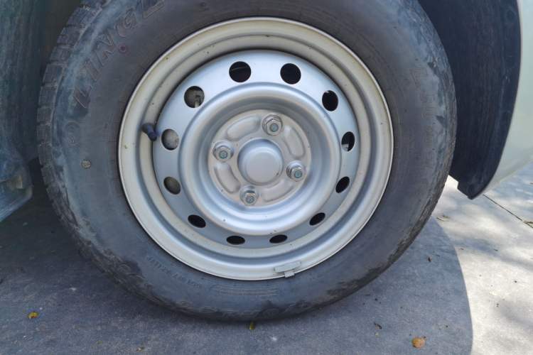 Used Wuling Hongguang V 2022 1.5L Jingqu Edition Electric-Assist LAR Right Front Wheel Hub