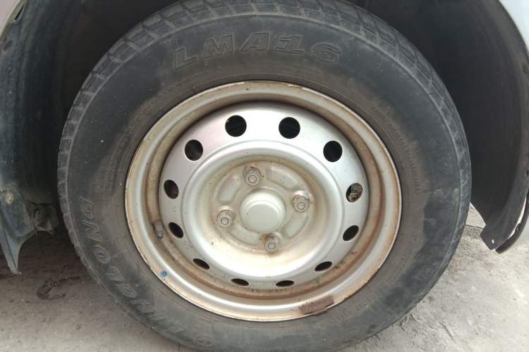Used Wuling Hongguang V 2022 1.5L Jingqu Edition Electric-Assist LAR Right Front Wheel Hub