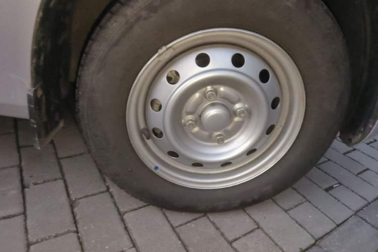 Used Wuling Hongguang V 2022 1.5L Jingqu Version Hydraulic Power Steering LAR Right Front Wheel Hub