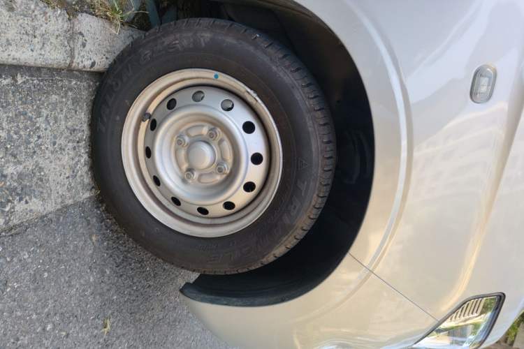 Used Wuling Hongguang V 2022 1.5L Jingqu Edition Electric-Assist LAR Right Front Wheel Hub