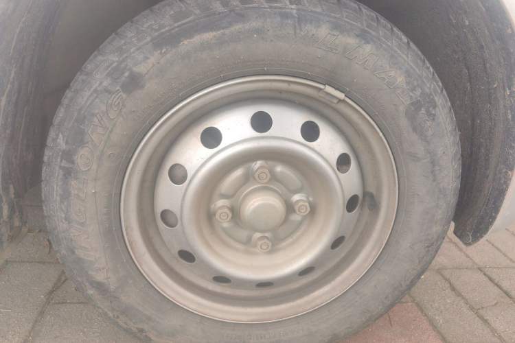 Used Wuling Hongguang V 2022 1.5L Jingqu Edition Enclosed-Window Vehicle with Hydraulic Power Steering LAR Right Front Wheel Hub