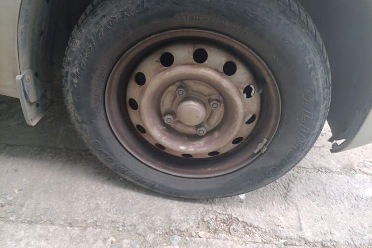 Used Wuling Hongguang V 2022 1.5L Jingqu Edition Enclosed-Window Vehicle with Hydraulic Power Steering LAR Right Front Wheel Hub
