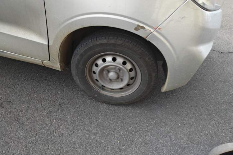 Used Wuling Hongguang V 2022 1.5L Jingqu Edition Enclosed-Window Vehicle with Hydraulic Power Steering LAR Right Front Wheel Hub