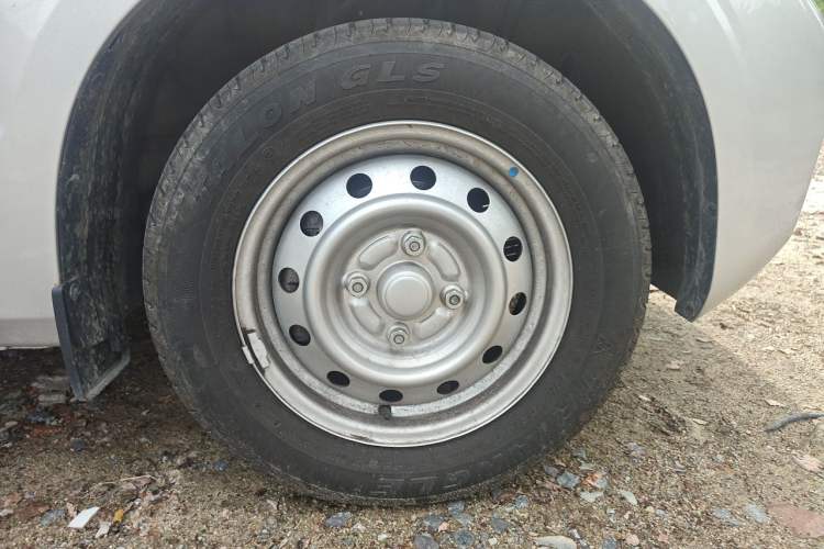 Used Wuling Hongguang V 2022 1.5L Jingqu Edition Electric-Assist LAR Right Front Wheel Hub