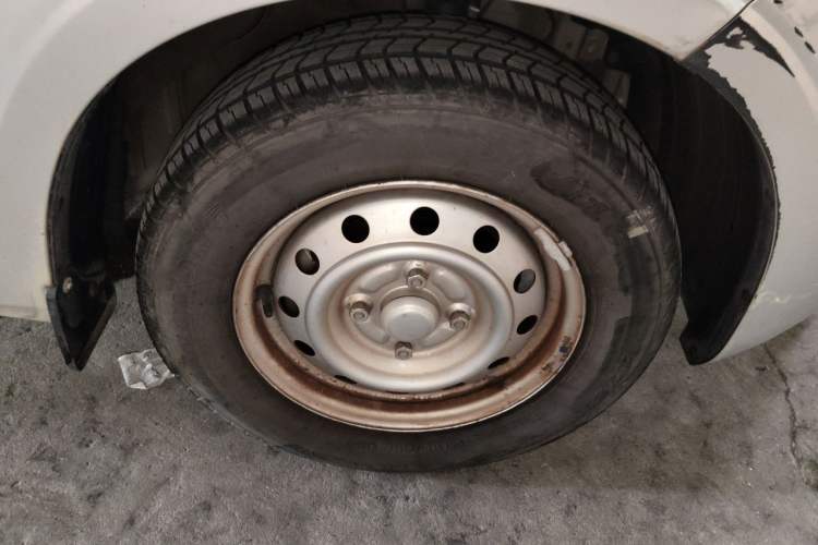 Used Wuling Hongguang V 2022 1.5L Jingqu Edition Enclosed-Window Vehicle with Hydraulic Power Steering LAR Right Front Wheel Hub
