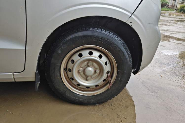 Used Wuling Hongguang V 2022 1.5L Jingqu Edition Enclosed-Window Vehicle with Electric Power Steering LAR Right Front Wheel Hub
