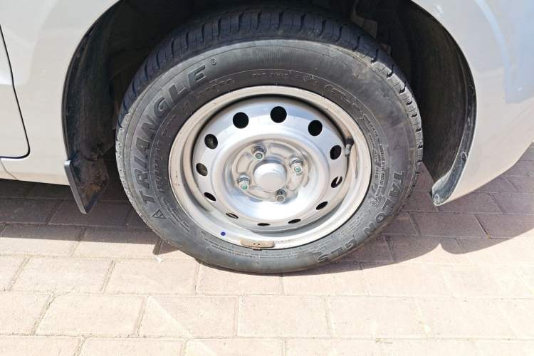 Used Wuling Hongguang V 2022 1.5L Jingqu Edition Electric-Assist LAR Right Front Wheel Hub