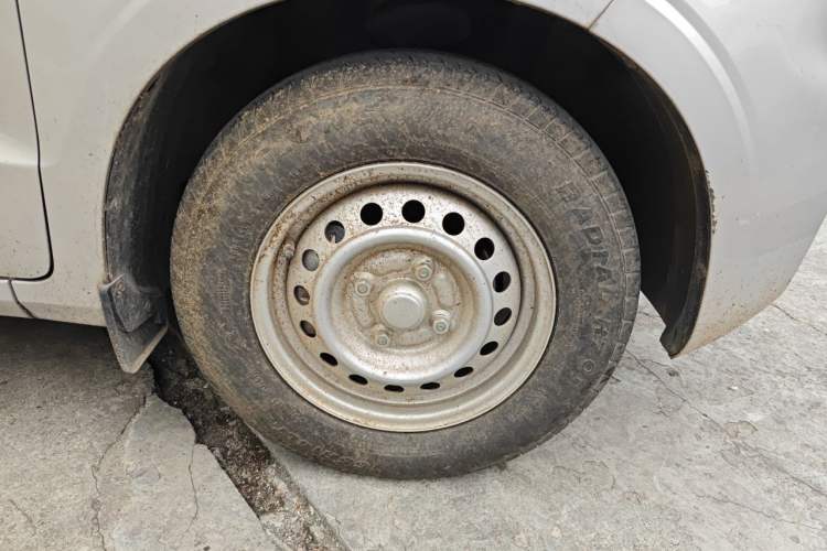 Used Wuling Hongguang V 2022 1.5L Jingqu Edition Electric-Assist LAR Right Front Wheel Hub