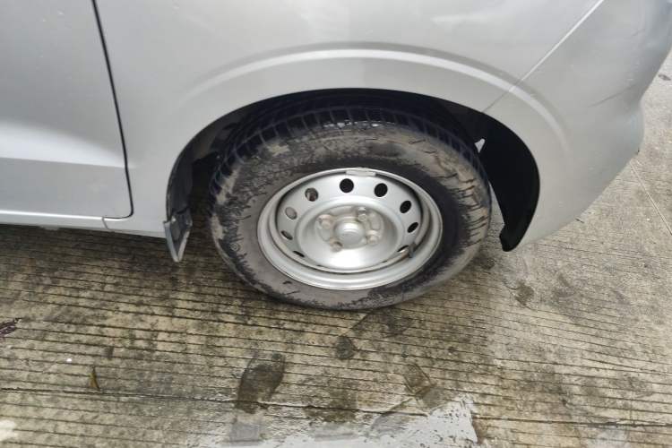 Used Wuling Hongguang V 2022 1.5L Jingqu Version Hydraulic Power Steering LAR Right Front Wheel Hub