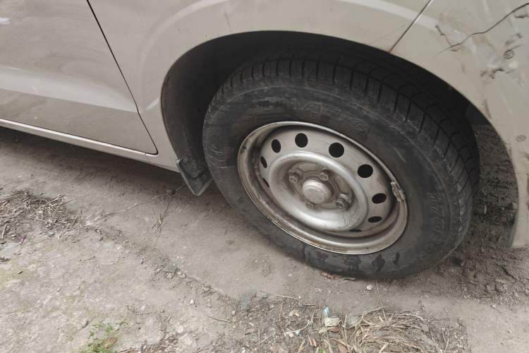 Used Wuling Hongguang V 2022 1.5L Jingqu Edition Electric-Assist LAR Right Front Wheel Hub