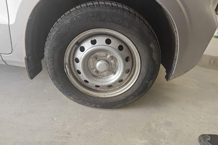 Used Wuling Hongguang V 2022 1.5L Jingqu Version Hydraulic Power Steering LAR Right Front Wheel Hub