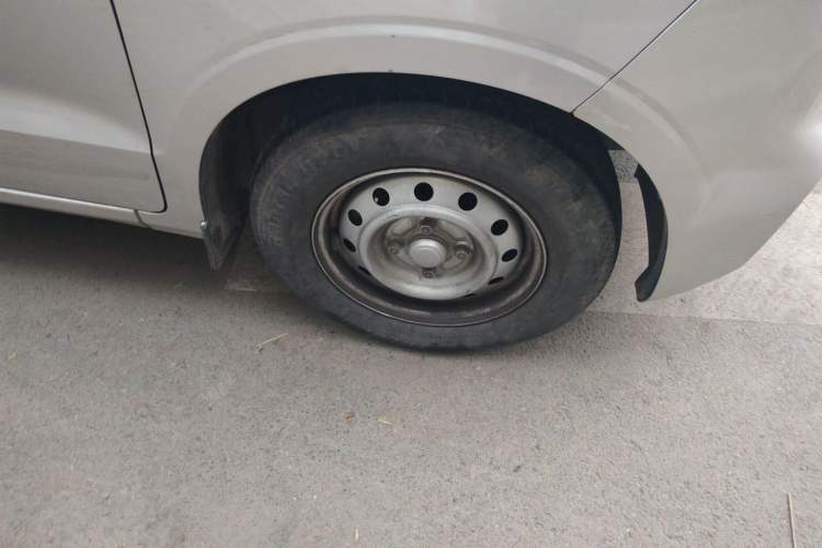 Used Wuling Hongguang V 2022 1.5L Jingqu Edition Enclosed-Window Vehicle with Electric Power Steering LAR Right Front Wheel Hub