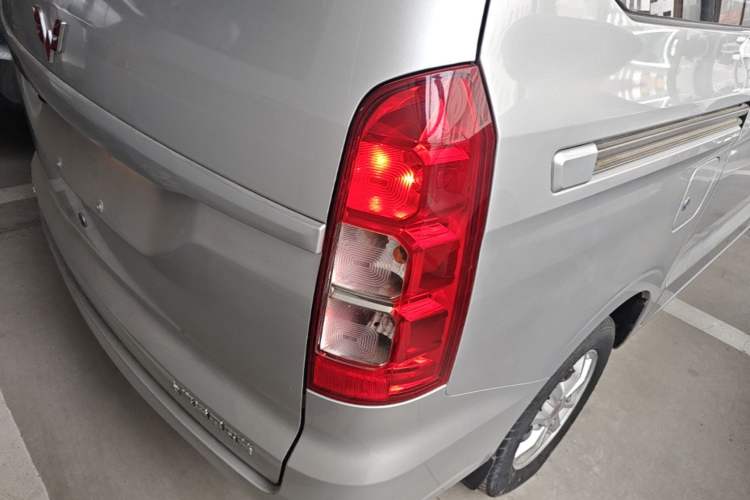 Used Wuling Hongguang V 2022 1.5L Enjoy Edition Electric-Powered LAR Right Rear Taillight