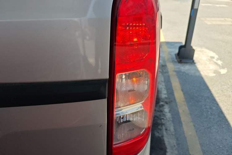 Used Wuling Hongguang V 2022 1.5L Jingqu Edition Enclosed-Window Vehicle with Hydraulic Power Steering LAR Right Rear Taillight