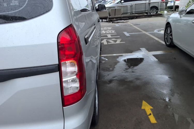 Used Wuling Hongguang V 2022 1.5L Jingqu Edition Electric-Assist LAR Right Rear Taillight