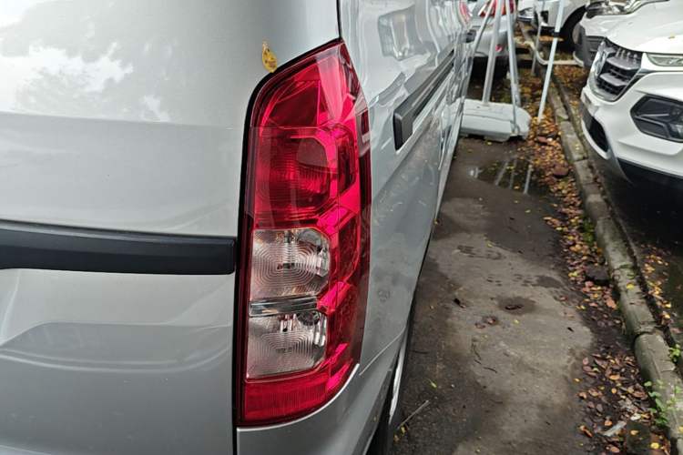 Used Wuling Hongguang V 2022 1.5L Jingqu Edition Electric-Assist LAR Right Rear Taillight