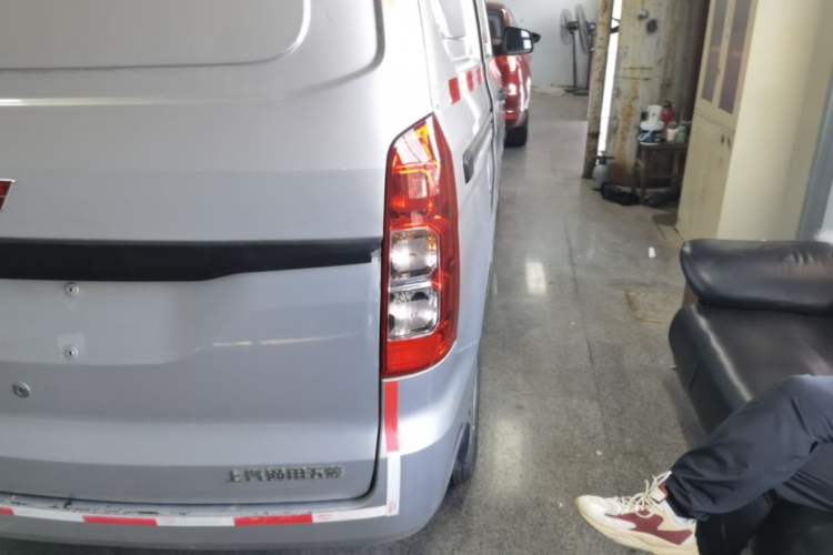 Used Wuling Hongguang V 2022 1.5L Jingqu Edition Enclosed-Window Vehicle with Hydraulic Power Steering LAR Right Rear Taillight