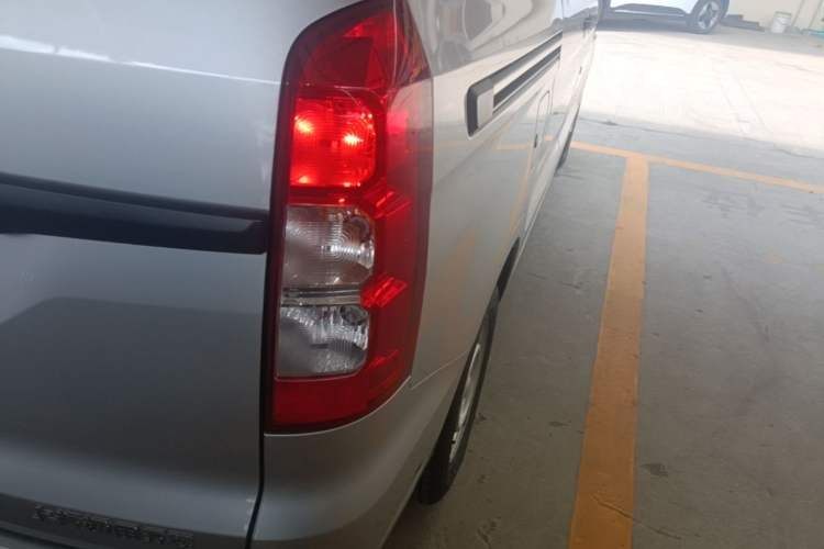 Used Wuling Hongguang V 2022 1.5L Jingqu Edition Electric-Assist LAR Right Rear Taillight
