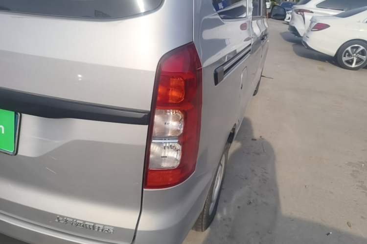Used Wuling Hongguang V 2022 1.5L Jingqu Edition Electric-Assist LAR Right Rear Taillight