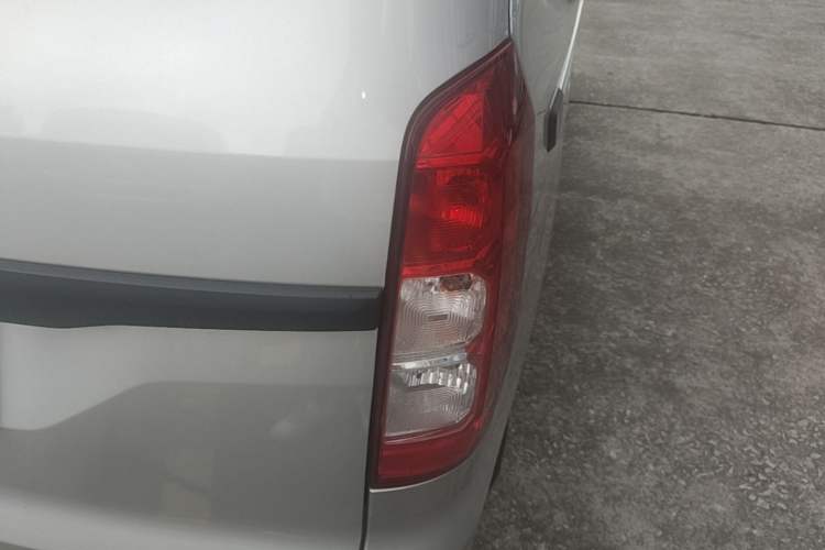 Used Wuling Hongguang V 2022 1.5L Jingqu Edition Electric-Assist LAR Right Rear Taillight