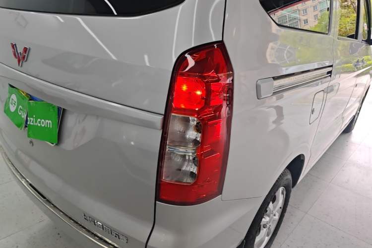 Used Wuling Hongguang V 2022 1.5L Enjoy Edition Electric-Powered LAR Right Rear Taillight
