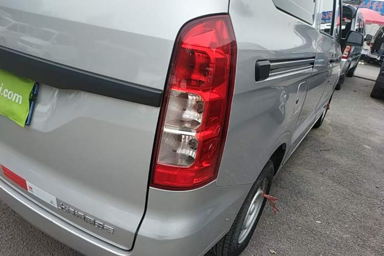 Used Wuling Hongguang V 2022 1.5L Jingqu Edition Electric-Assist LAR Right Rear Taillight