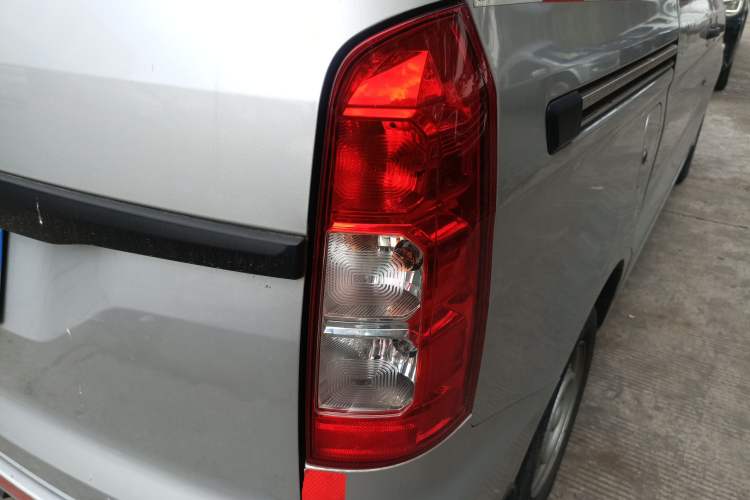 Used Wuling Hongguang V 2022 1.5L Jingqu Edition Enclosed-Window Vehicle with Electric Power Steering LAR Right Rear Taillight