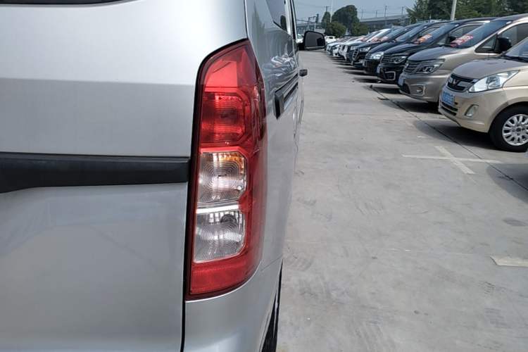 Used Wuling Hongguang V 2022 1.5L Jingqu Edition Electric-Assist LAR Right Rear Taillight