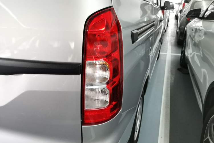 Used Wuling Hongguang V 2022 1.5L Jingqu Edition Electric-Assist LAR Right Rear Taillight