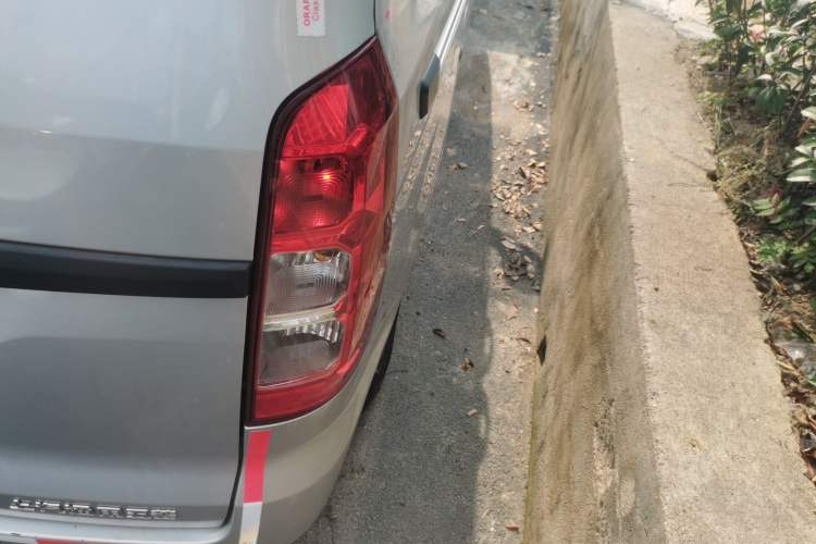 Used Wuling Hongguang V 2022 1.5L Jingqu Edition Enclosed-Window Vehicle with Hydraulic Power Steering LAR Right Rear Taillight